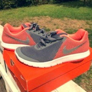 Nike Women's FlexExp RN6 Grey/OrangePink, Size 11M